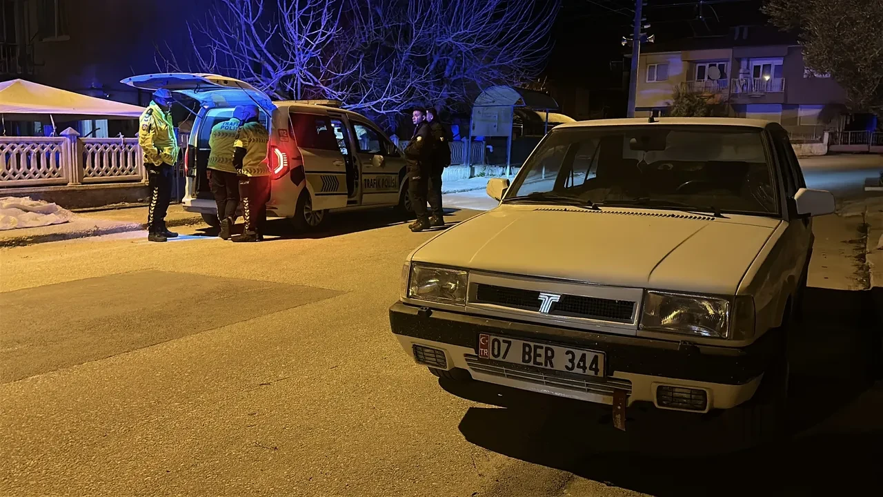 Yakalanmamak için polisin üstüne araç sürüp kaçtı! Bedeli ağır oldu 