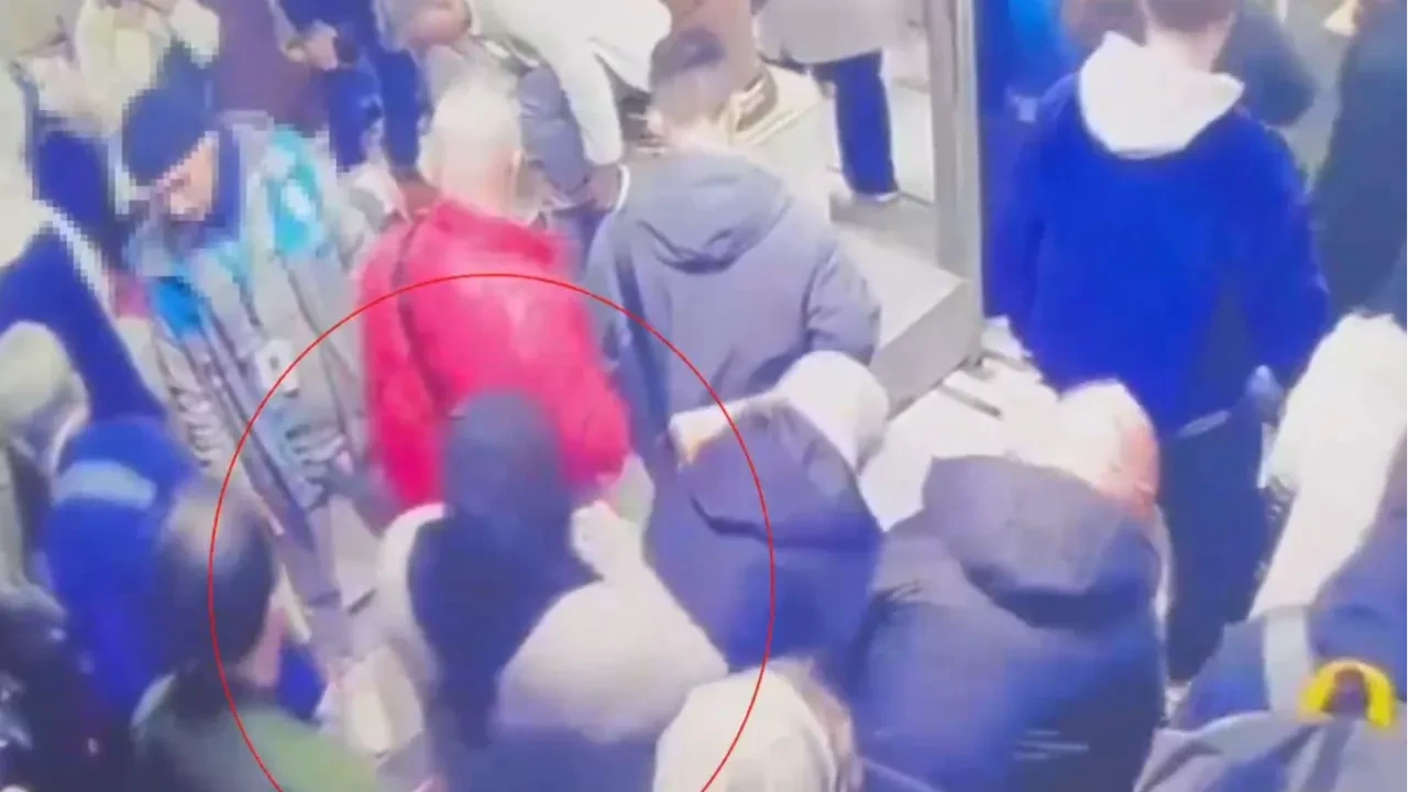 Yankesicilerin hırsızlık anı kamerada! Kalabalıktan faydalanıp, çantadaki parayı çaldılar