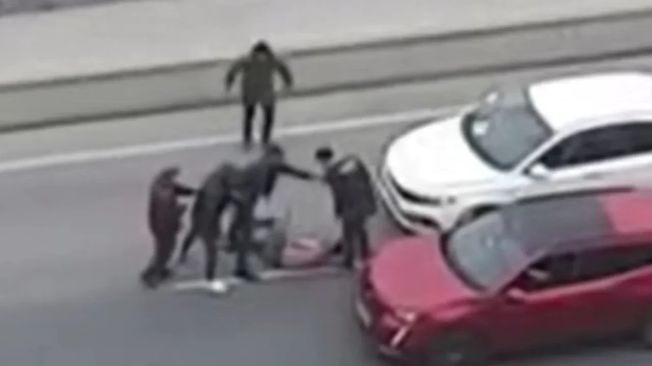 Yol verme tartışması sopalı kavgaya dönüştü! O anlar kamerada