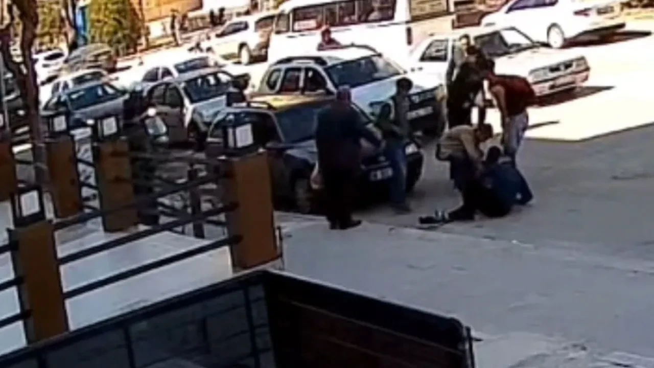 Yola fırlayan iki çocuk ölümden döndü: Kaza anbean kameralara yansıdı