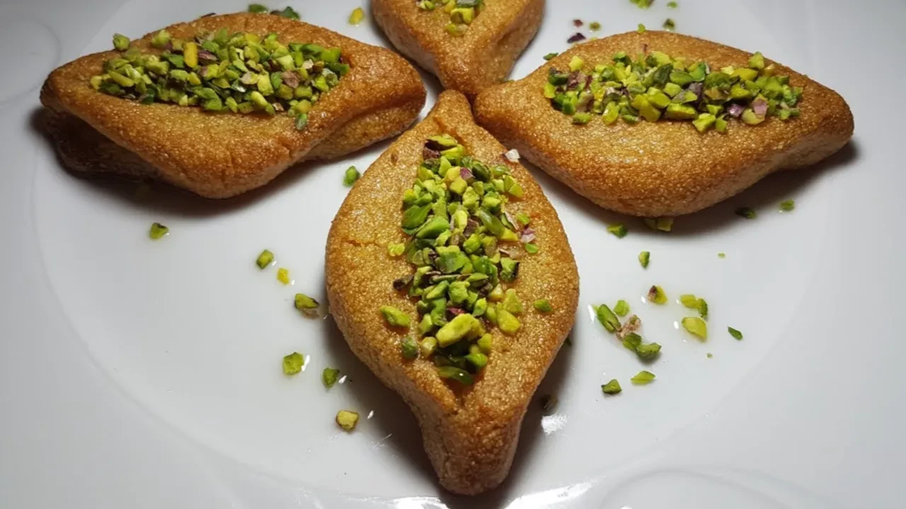 2026 Bayram sofralarını donatan güzellik! Kalabalık misafirler için bereketli Karnıyarık tatlısı tarifi