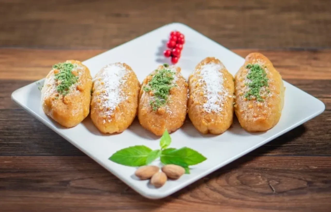 2026 Bayram sofralarını donatan güzellik! Kalabalık misafirler için bereketli Karnıyarık tatlısı tarifi