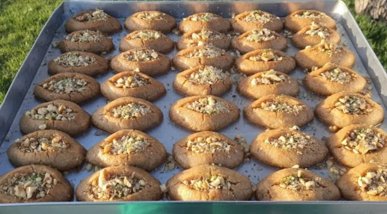 2026 Bayram sofralarını donatan güzellik! Kalabalık misafirler için bereketli Karnıyarık tatlısı tarifi