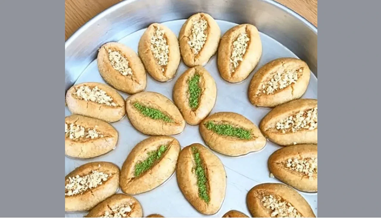 2026 Bayram sofralarını donatan güzellik! Kalabalık misafirler için bereketli Karnıyarık tatlısı tarifi