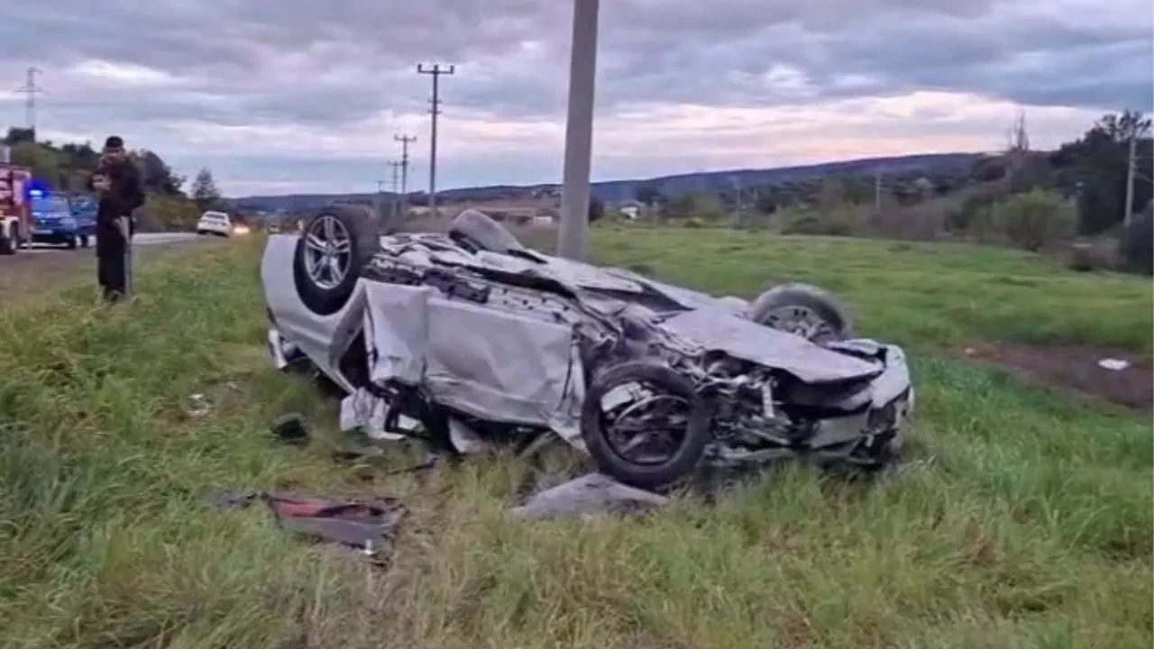 Antalya'da otomobiller kafa kafaya çarpıştı! Feci kazada yaralılar var