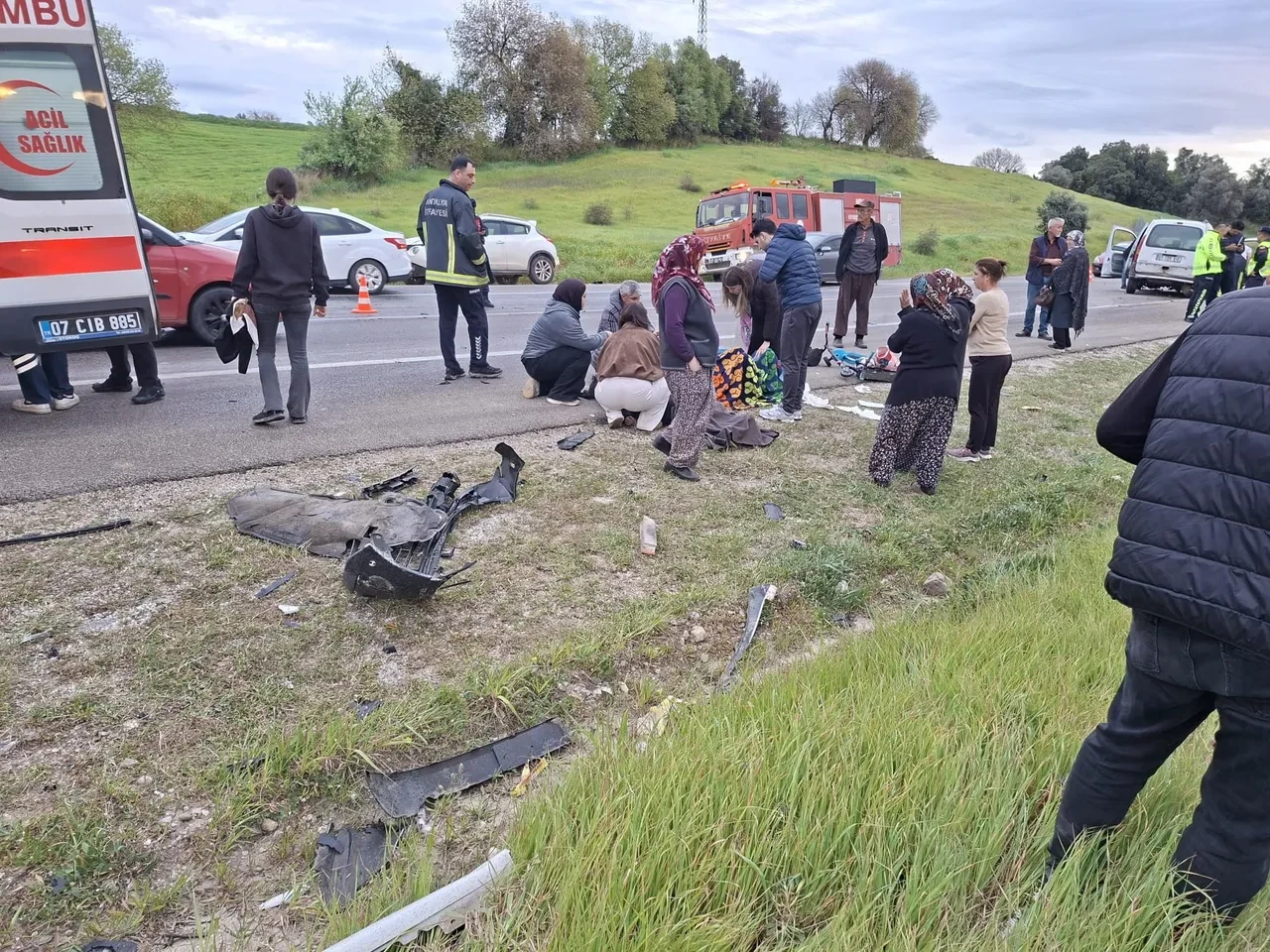 Antalya'da otomobiller kafa kafaya çarpıştı! Feci kazada yaralılar var
