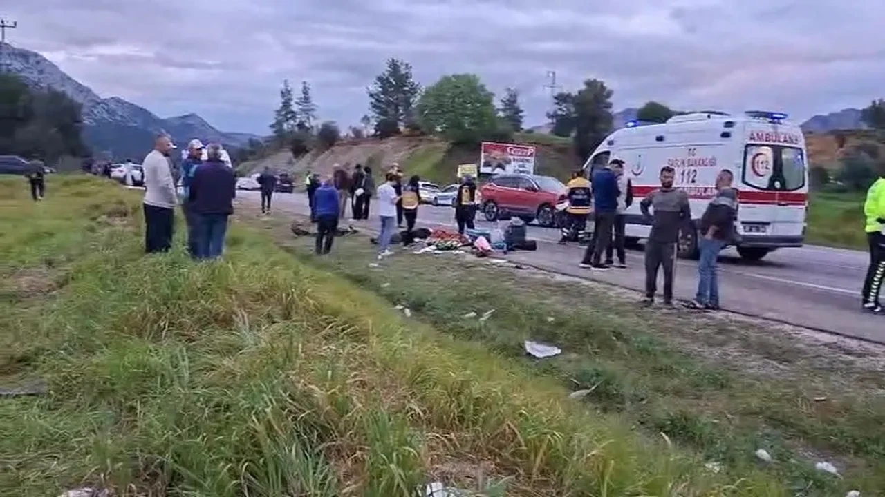 Antalya'da otomobiller kafa kafaya çarpıştı! Feci kazada yaralılar var