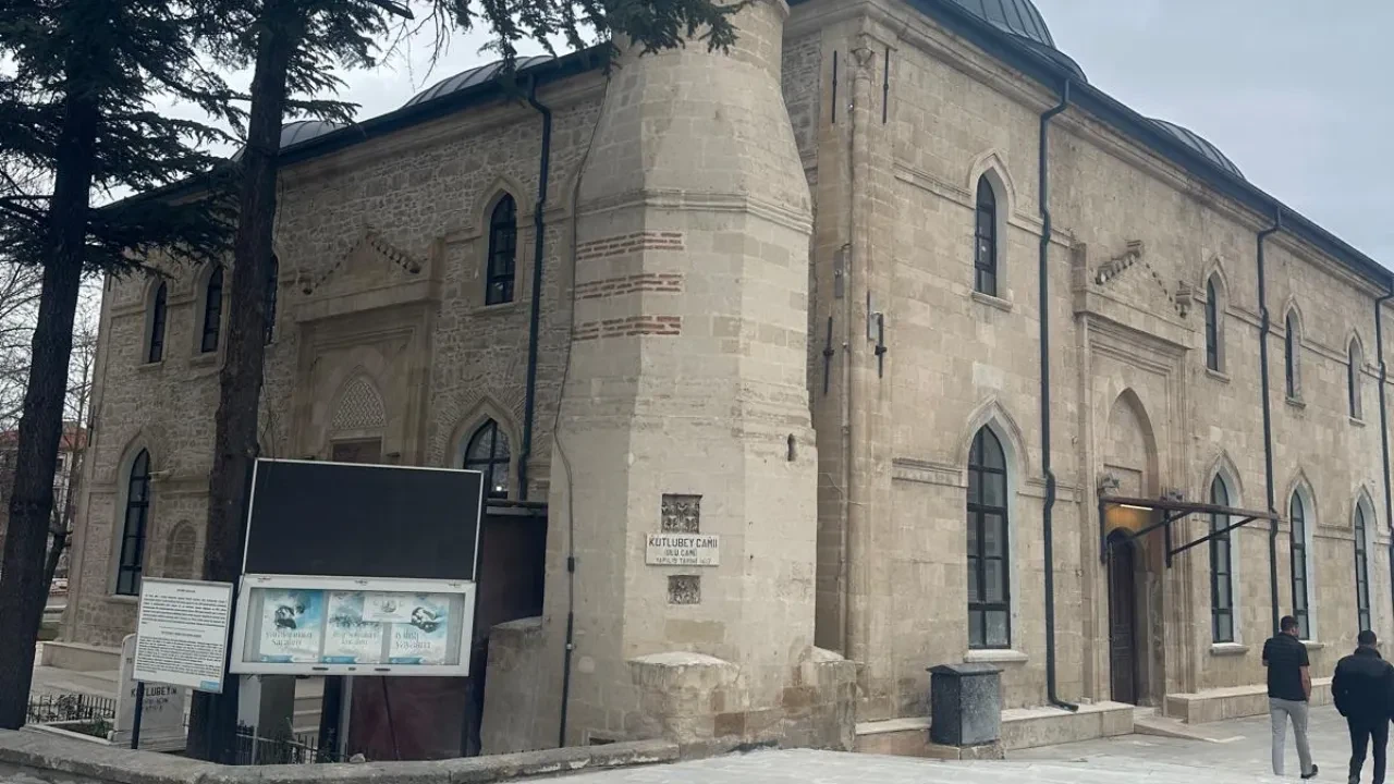 Bakan Ersoy duyurdu! 3 tarihi cami yeniden ibadete açılıyor 