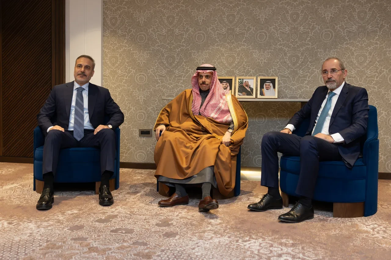 Bakan Hakan Fidan Riyad'da devrede: İranlı mevkidaşı Arakçi ile kritik savaş diplomasisi!