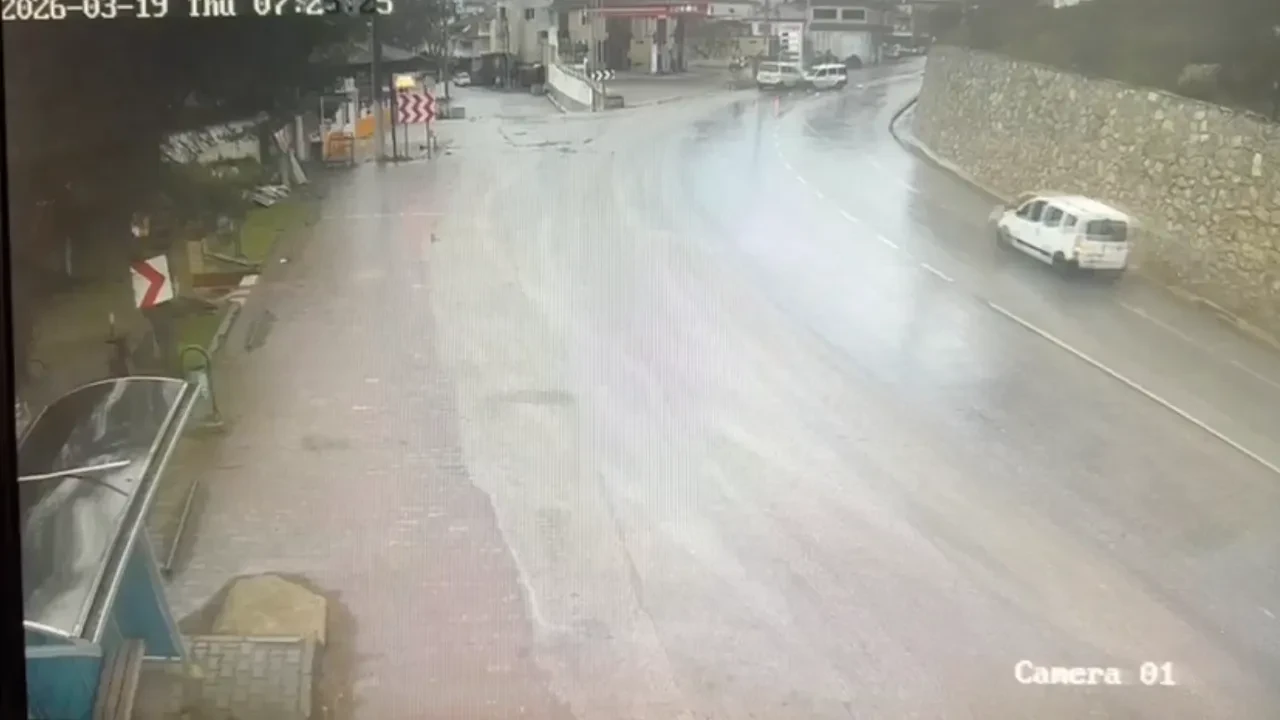 Bayram arifesinde feci kaza! 7 kişinin yaralandığı anlar kamerada 