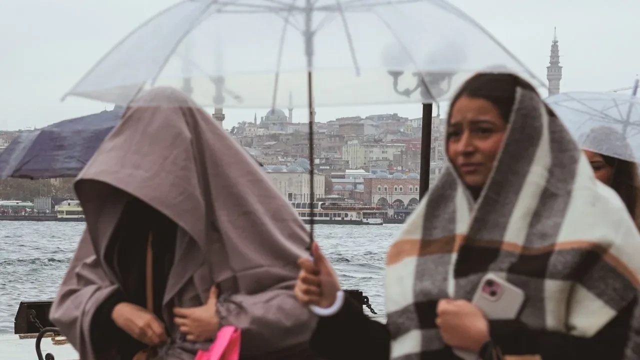 Bayram havası ters köşe yapacak: Sıcaklık düşüyor, yağışlar günlerce sürecek