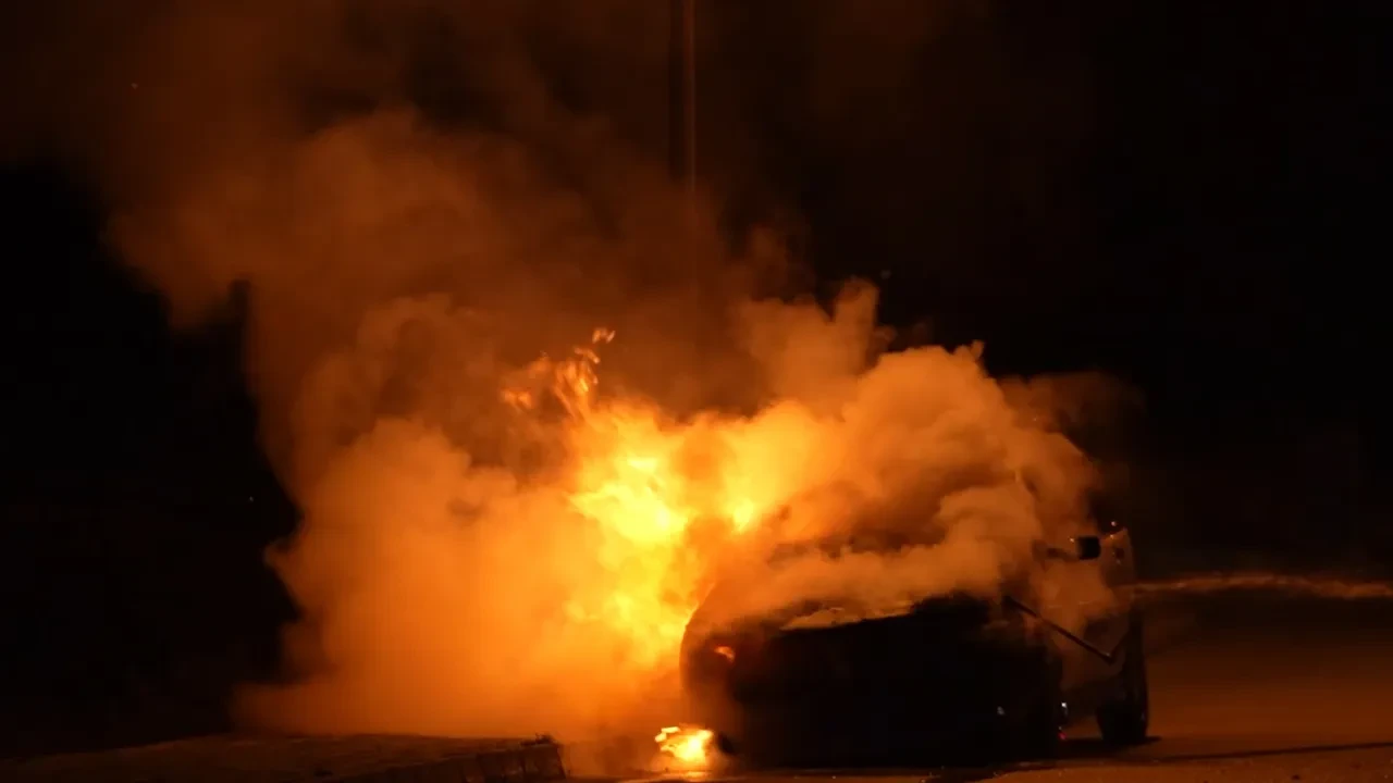 Bayram için yeğeninden ödünç almıştı: Otomobil seyir halindeyken alev alev yandı