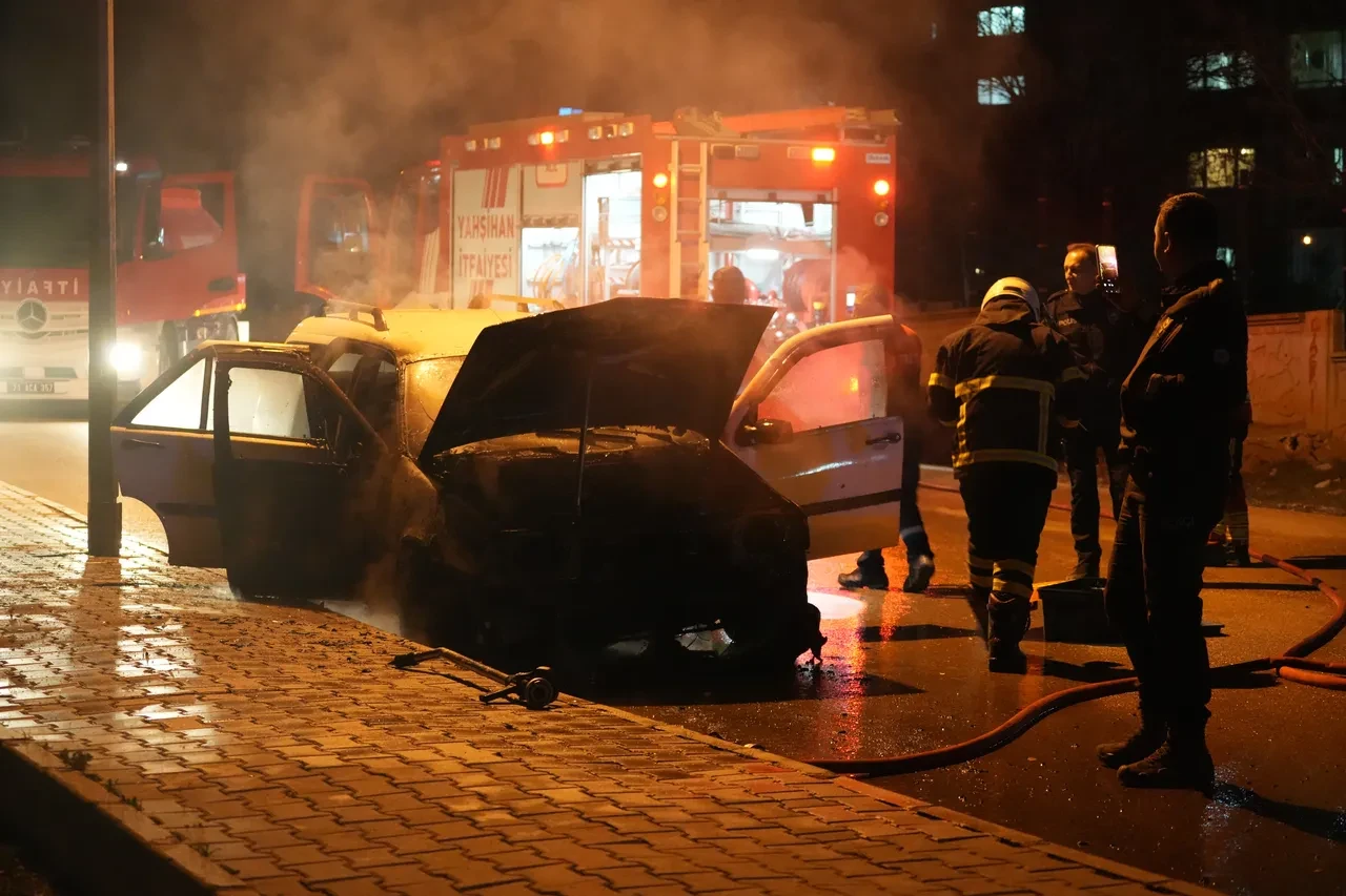 Bayram için yeğeninden ödünç almıştı: Otomobil seyir halindeyken alev alev yandı