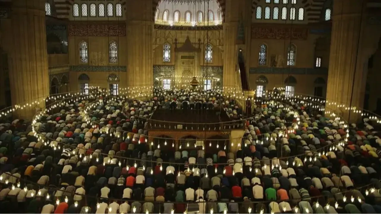 Bayram namazı kaç rekât hangi dualar okunur? Bayram namazı nasıl kılınır?