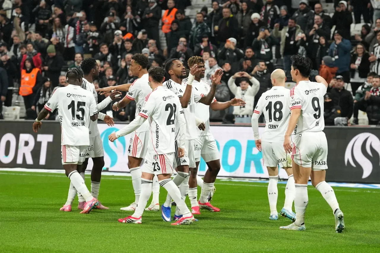 Beşiktaş adım adım Avrupa'ya: Kasımpaşa ateş hattında kaldı!