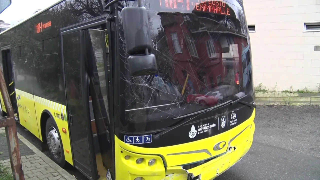 Beykoz’da feci kaza! İETT otobüsü kaldırıma çarptı: 4 yaralı