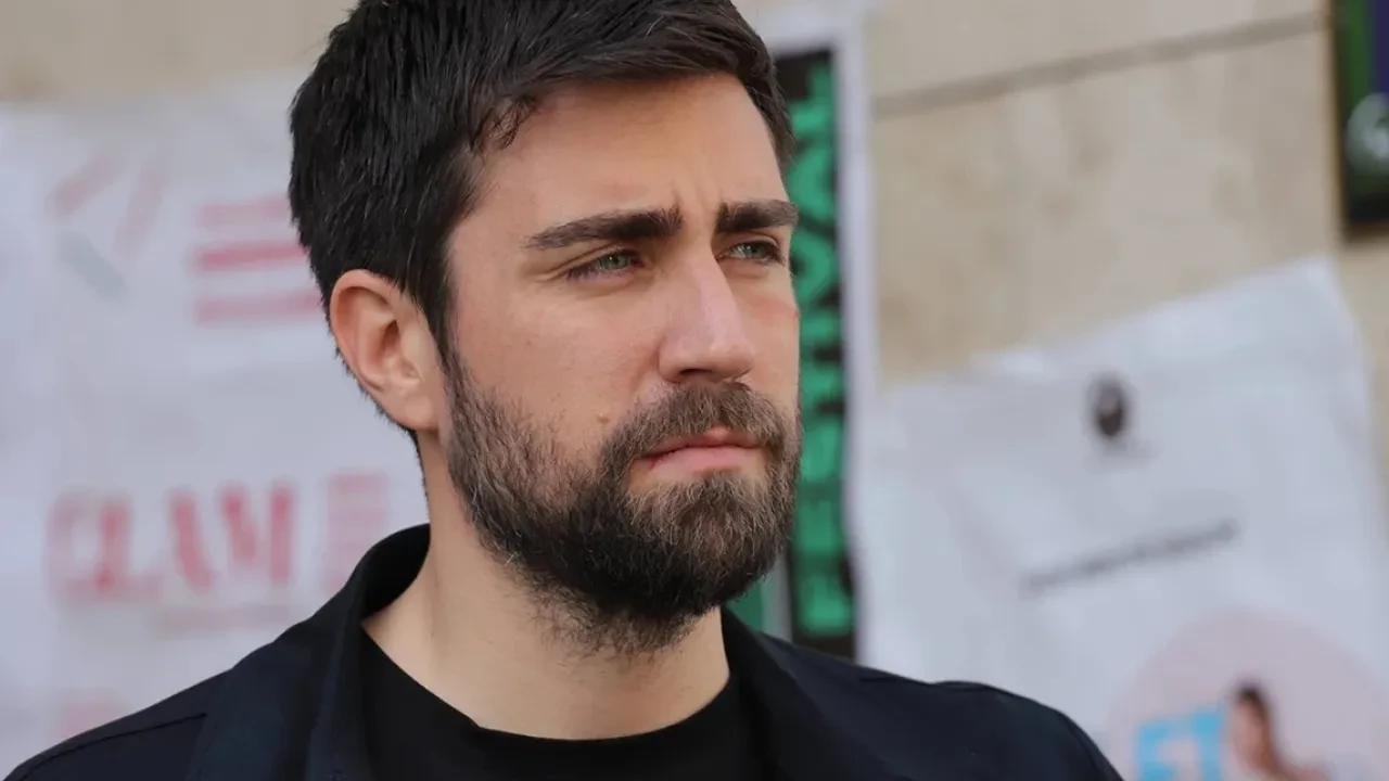 Çirkin dizisinde Çağlar Ertuğrul’un partneriyle arasındaki yaş farkı gündem oldu! Tartışmalar yeniden alevlendi