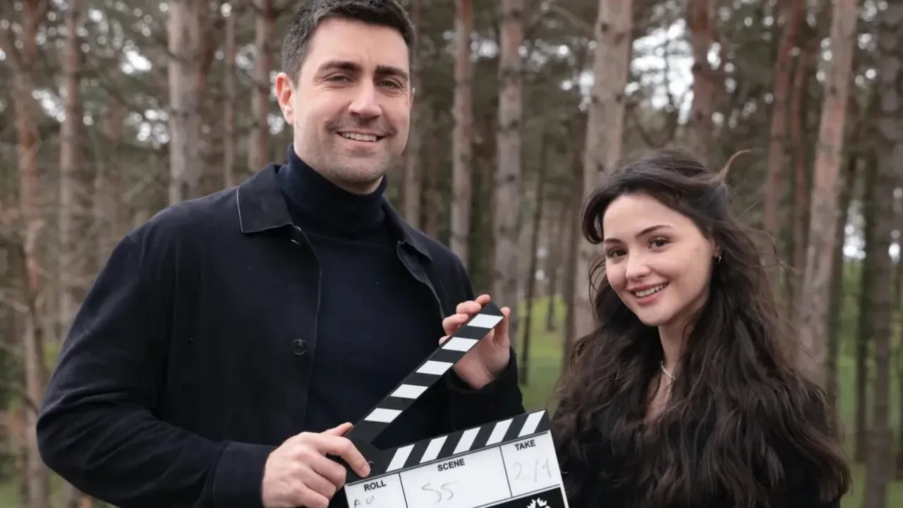 Çirkin dizisinde Çağlar Ertuğrul’un partneriyle arasındaki yaş farkı gündem oldu! Tartışmalar yeniden alevlendi