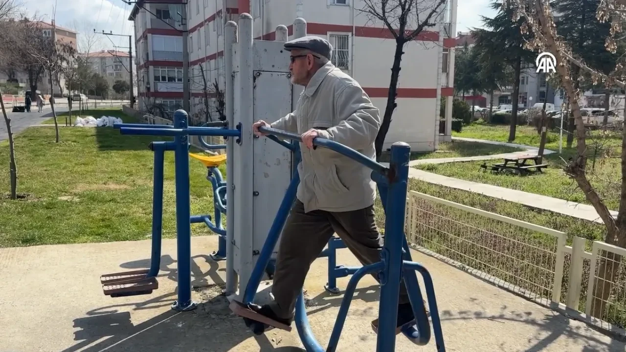 Edirne’de 96’lık delikanlı gençlere taş çıkartıyor: Her gün sporunu yapıyor, camiye gidiyor, orucunu eksiksiz tutuyor