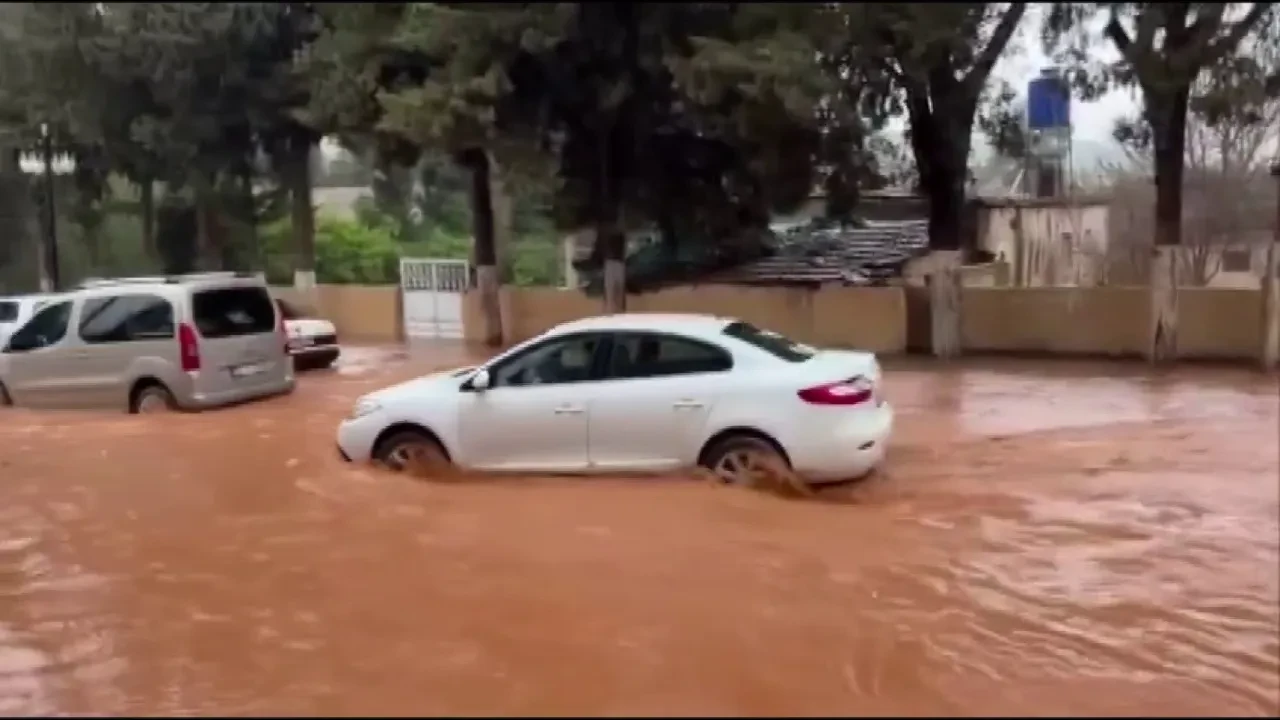 Hatay'ı sağanak vurdu! Reyhanlı'da yollar göle döndü