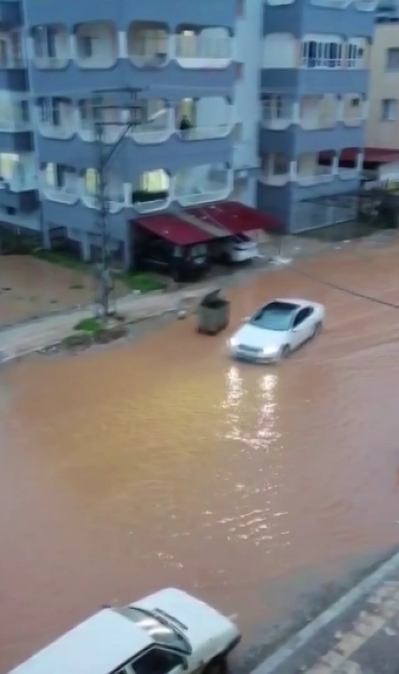 Hatay'ı sağanak vurdu! Reyhanlı'da yollar göle döndü