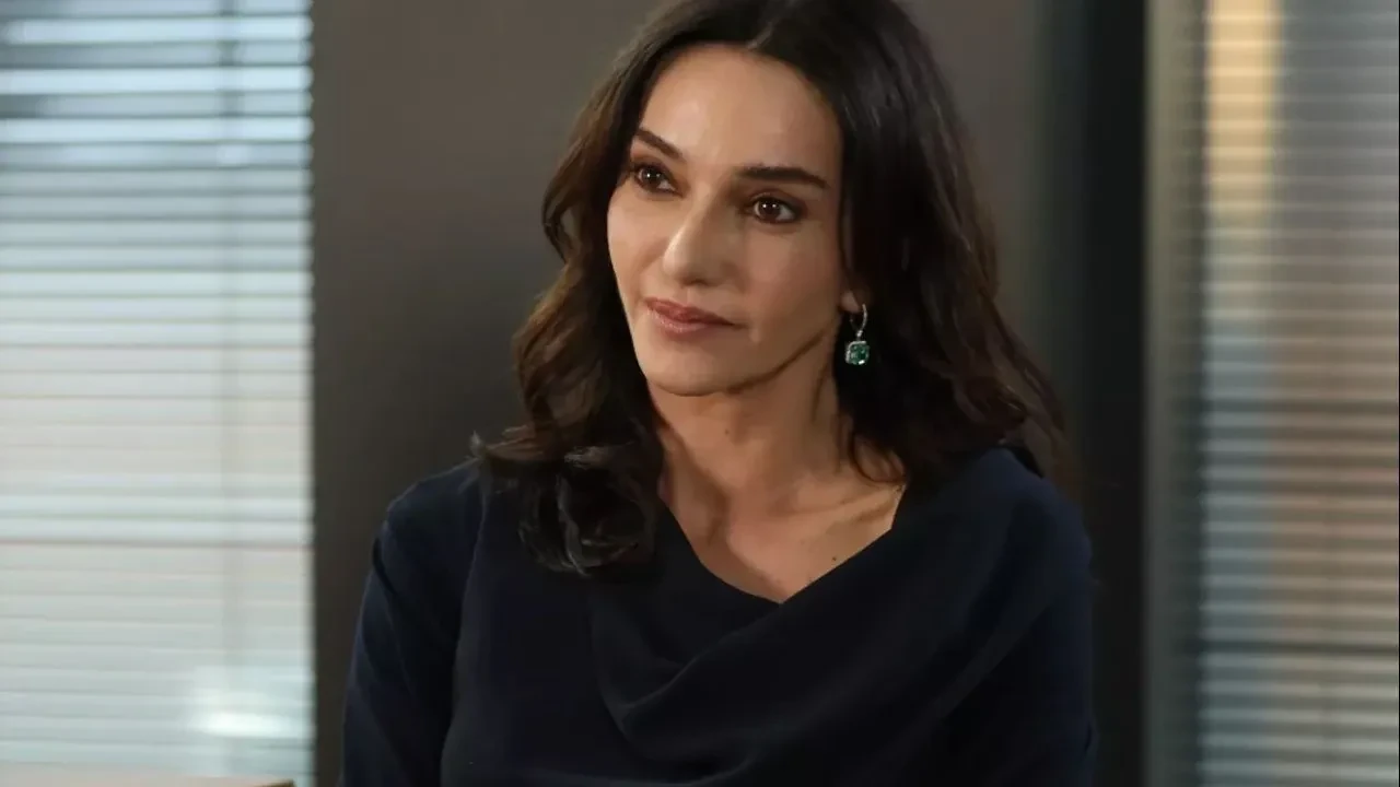 Hülya Avşar rol aldığı diziye "Berbat" diyen Hande Ataizi'ne cevap verdi: Ne derse desin