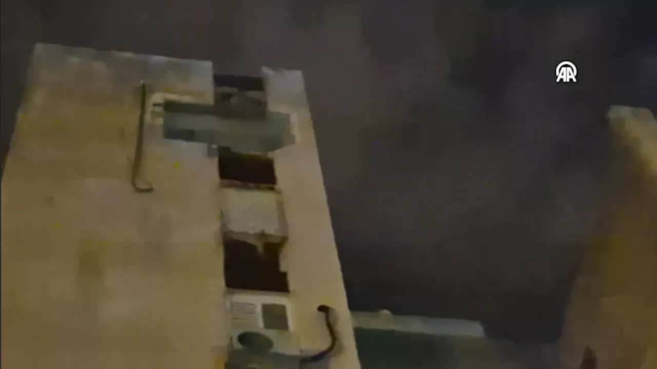 İran füzesinin şarapneli İsrail'in başkenti Tel Aviv'de binaya isabet etti