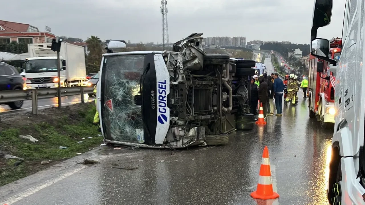 İstanbul'da işçi servisi devrildi! Feci kazada ölü ve yaralılar var