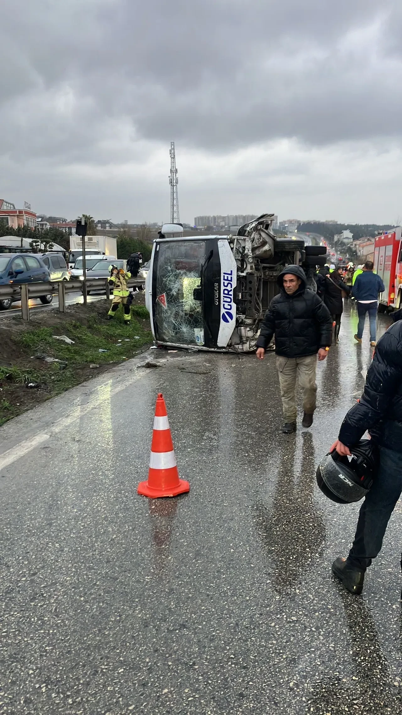 İstanbul'da işçi servisi devrildi! Feci kazada ölü ve yaralılar var