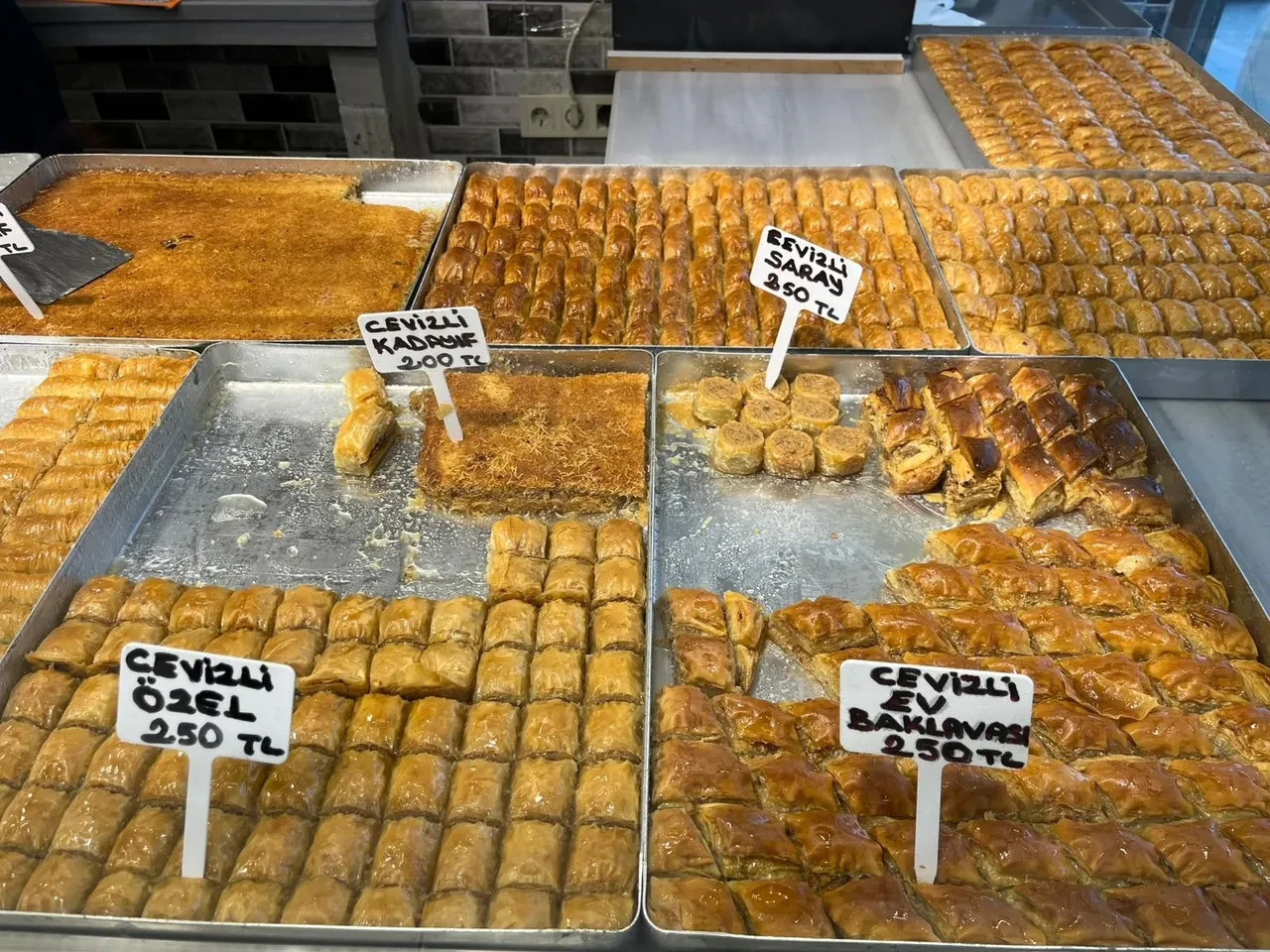 Kilosu 200 liraya baklava! Hijyenik olmayan tatlı üreten tesis mühürlendi