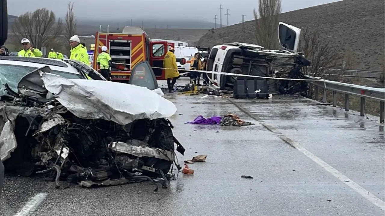 Konya'da kahreden kaza! Baba oğul öldü, çok sayıda kişi yaralandı