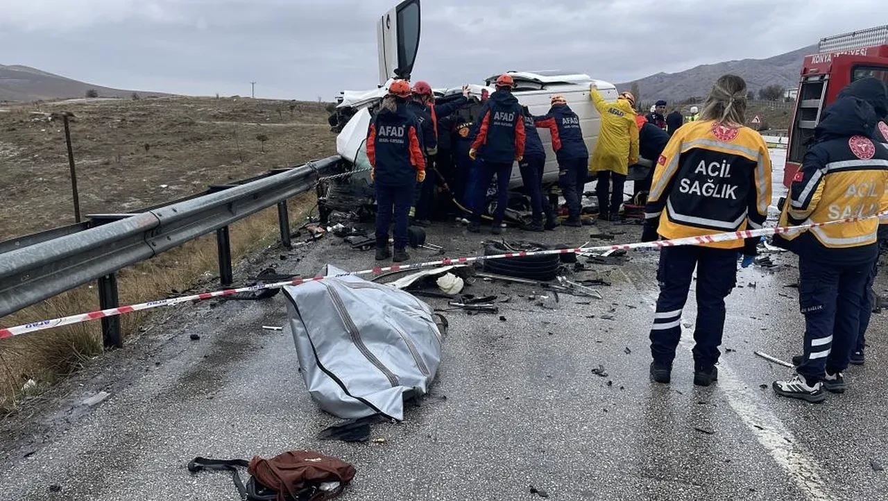 Konya'da kahreden kaza! Baba oğul öldü, çok sayıda kişi yaralandı