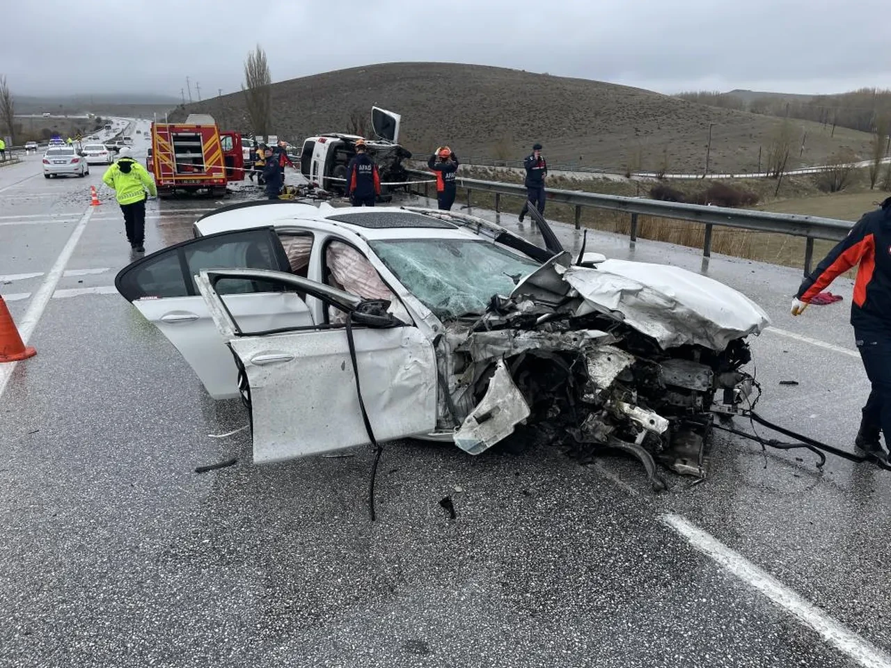 Konya'da kahreden kaza! Baba oğul öldü, çok sayıda kişi yaralandı