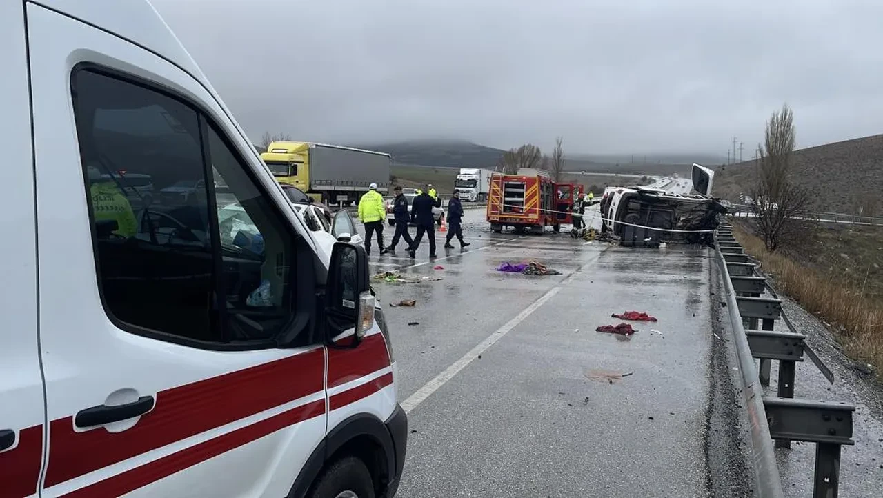 Konya'da kahreden kaza! Baba oğul öldü, çok sayıda kişi yaralandı