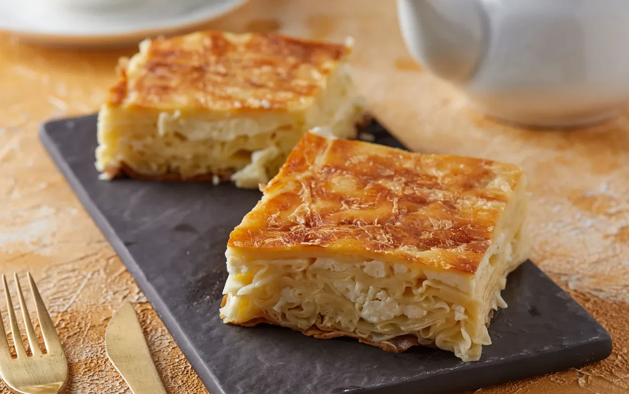 Orijinalini aratmayan en pratik yalancı su böreği tarifi! Yiyen herkesin hazır sandığı hazır yufkadan peynirli börek tarifi