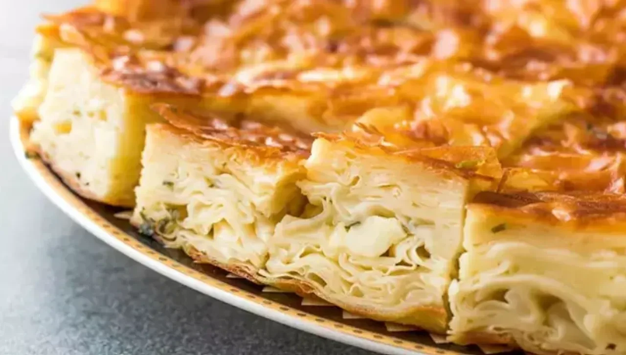Orijinalini aratmayan en pratik yalancı su böreği tarifi! Yiyen herkesin hazır sandığı hazır yufkadan peynirli börek tarifi