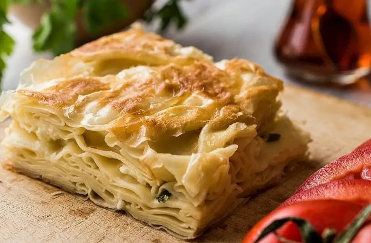 Orijinalini aratmayan en pratik yalancı su böreği tarifi! Yiyen herkesin hazır sandığı hazır yufkadan peynirli börek tarifi