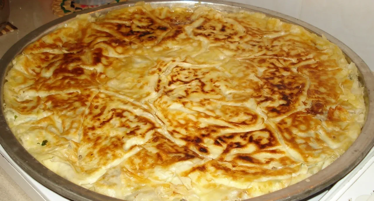 Orijinalini aratmayan en pratik yalancı su böreği tarifi! Yiyen herkesin hazır sandığı hazır yufkadan peynirli börek tarifi