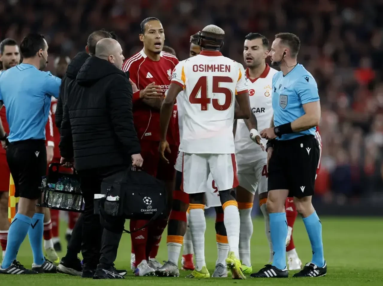 Osimhen’e ne oldu neden yok sakatlandı mı? Osimhen Liverpool maçında ikinci yarıya çıkamadı