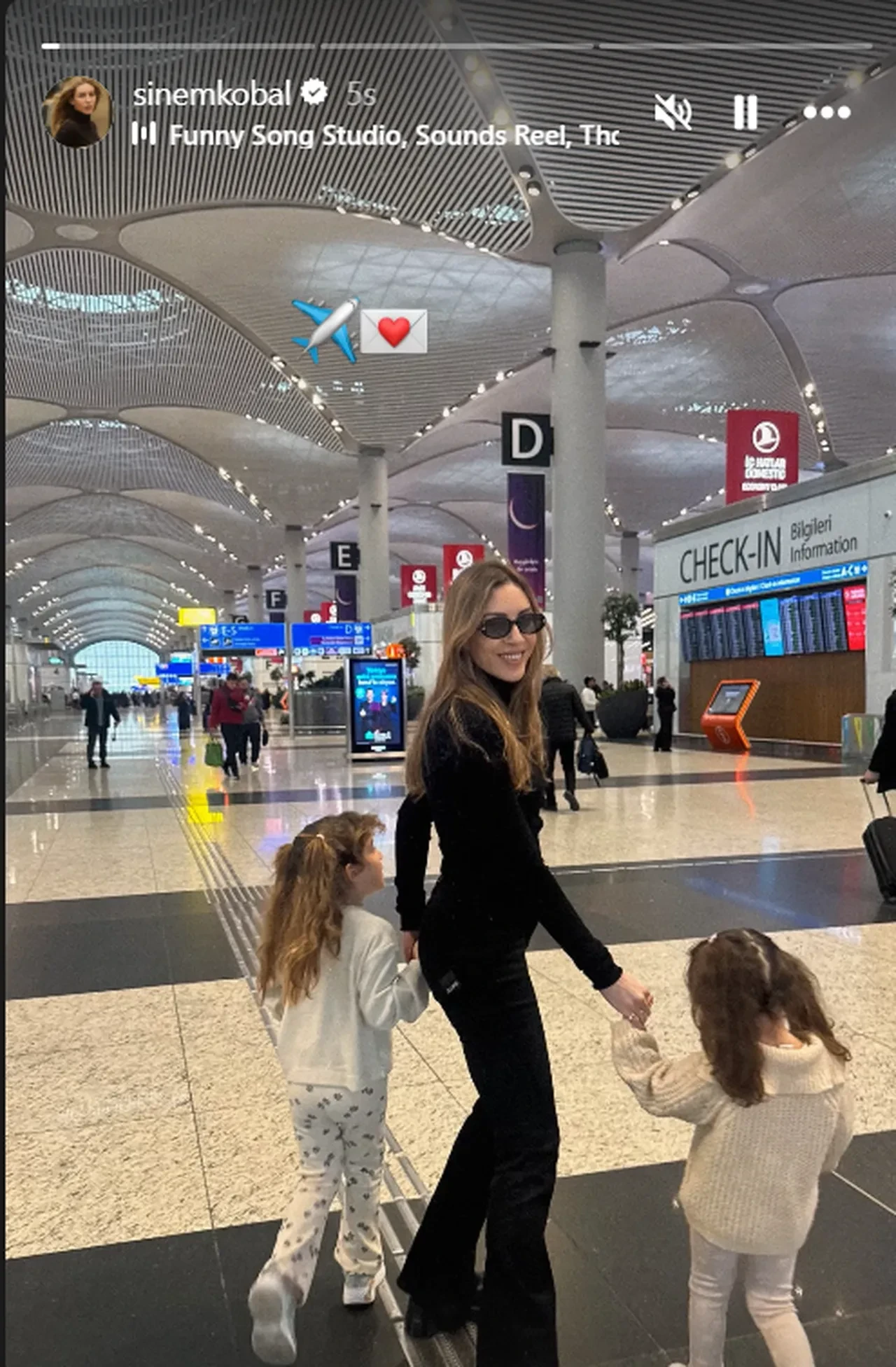 Sinem Kobal kızlarıyla tatile çıktı! Lalin ve Leyla ile paylaşımı ilgi gördü