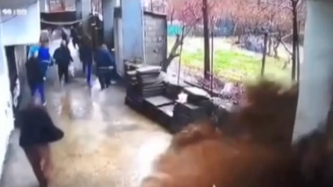 Şırnak’ta selin geldiği anlar kamerada: Ölümden koşarak kurtuldular