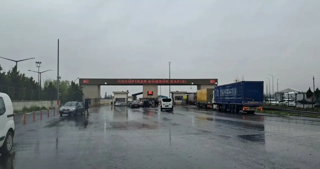 Suriyelilerin gönüllü geri dönüşü hız kazandı: Bayram öncesinde sınır kapılarında hareketlilik yaşanıyor