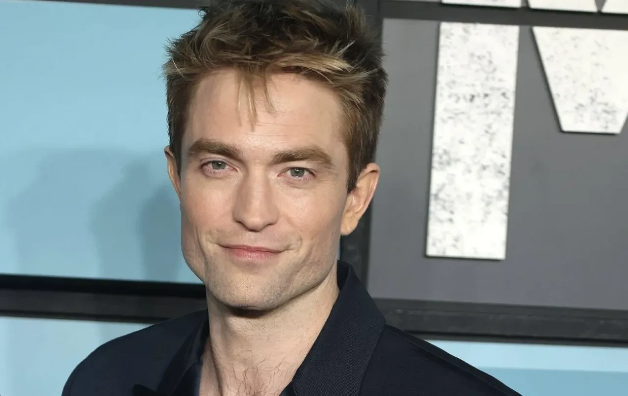 Twilight'ın yıldızı Robert Pattinson son görünütüsüyle çok konuşuldu! "Hiç değişmemiş"