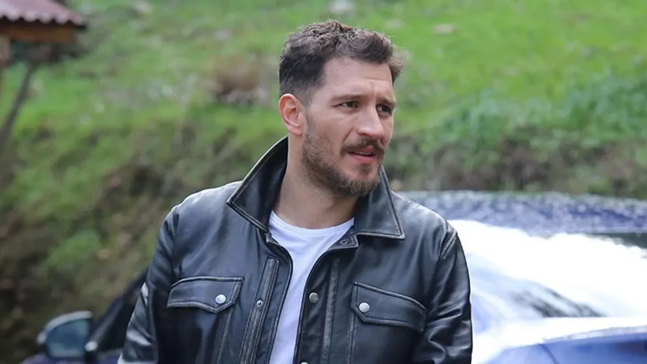 Uraz Kaygılaroğlu dizi setlerini eleştirdi! ‘120 kişi aynı evin içinde’