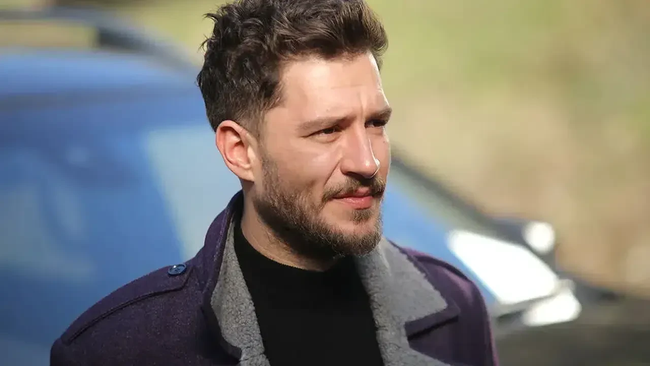 Uraz Kaygılaroğlu dizi setlerini eleştirdi! ‘120 kişi aynı evin içinde’