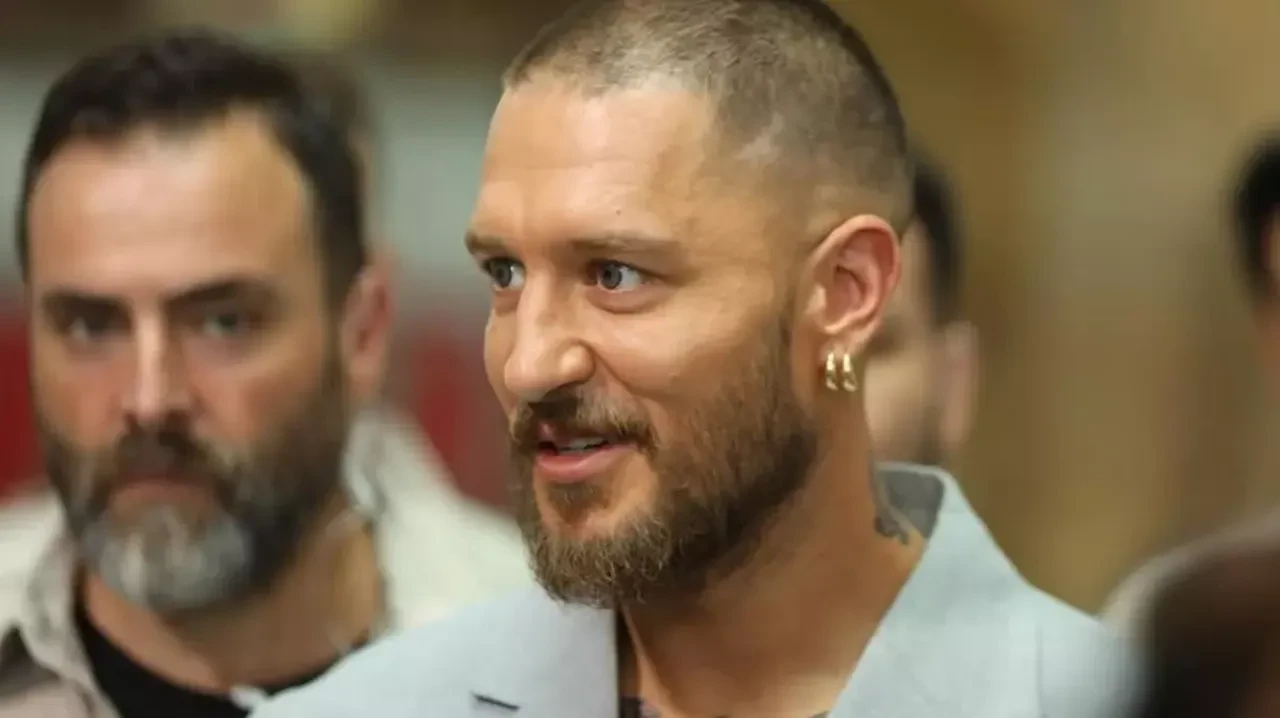 Uraz Kaygılaroğlu dizi setlerini eleştirdi! ‘120 kişi aynı evin içinde’