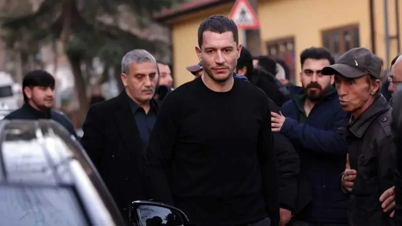 Uraz Kaygılaroğlu dizi setlerini eleştirdi! ‘120 kişi aynı evin içinde’