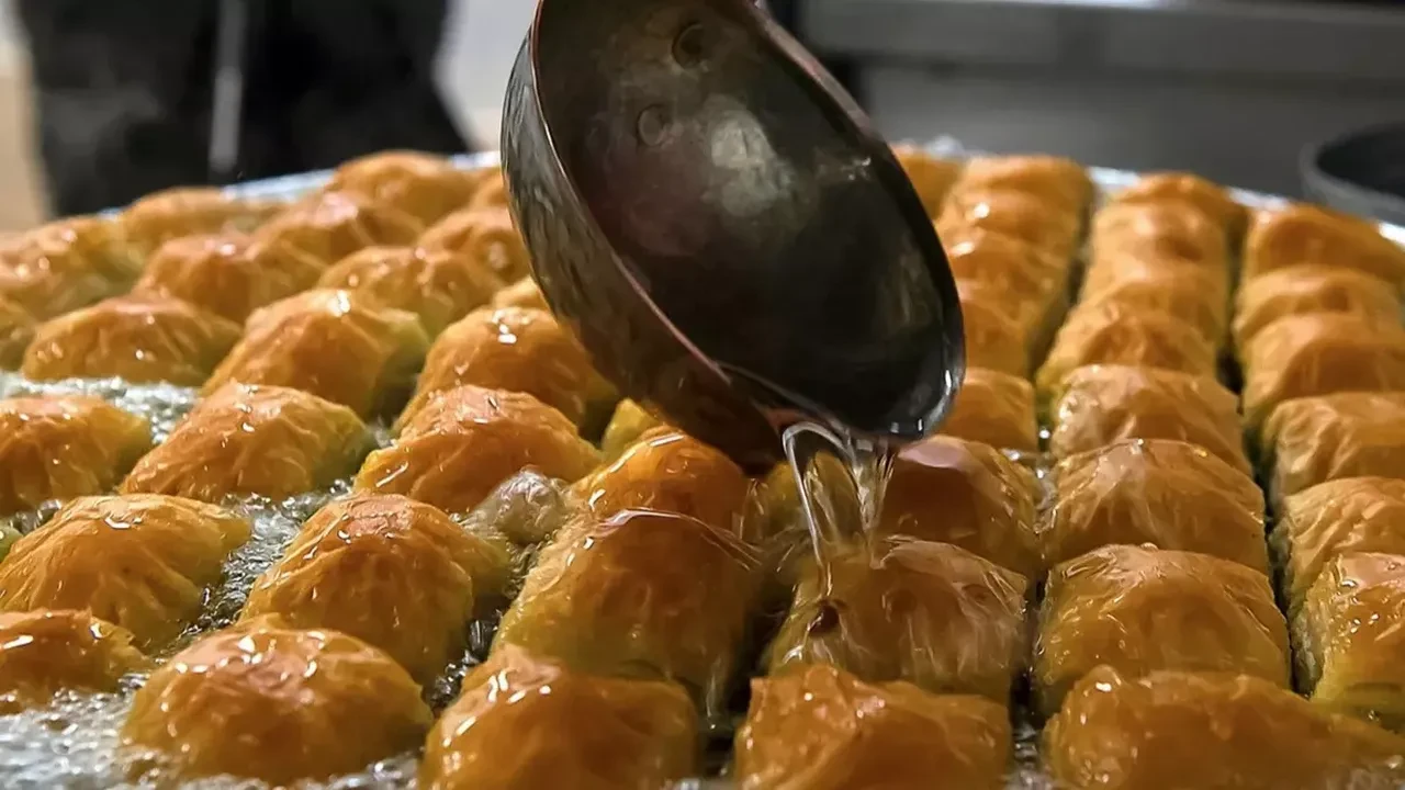 Vakti olmayanlara şipşak bayram baklavası tarifi! Hem pratik hem çıtır çıtır lezzet