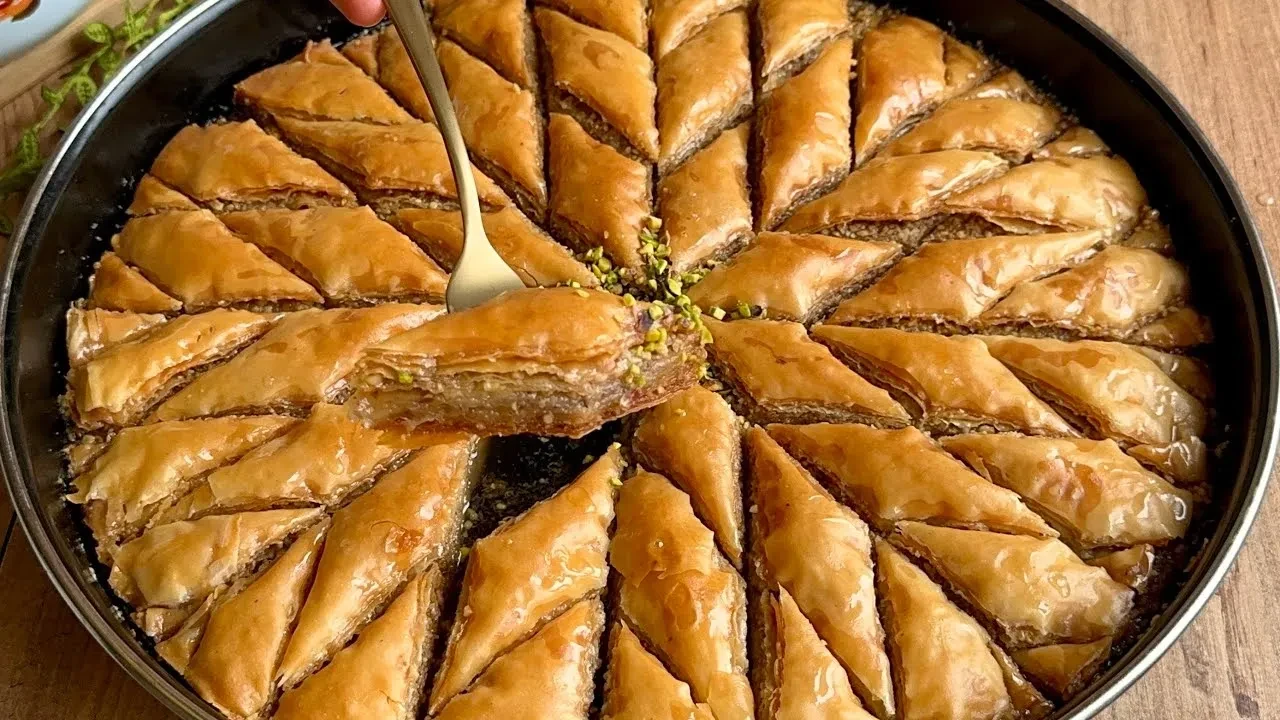 Vakti olmayanlara şipşak bayram baklavası tarifi! Hem pratik hem çıtır çıtır lezzet