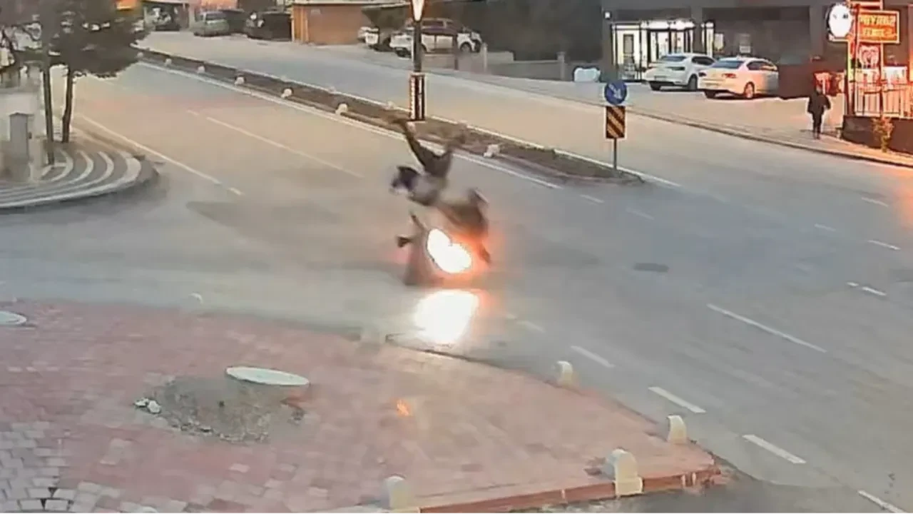 Yolun karşısına geçmek isterken havaya uçtu: Motosikletin çarpış anı kamerada